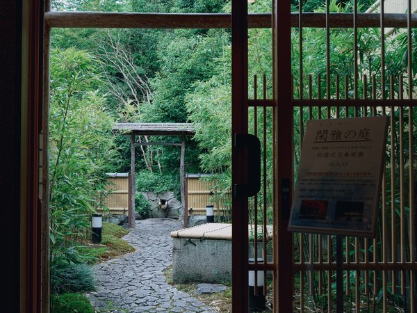 �y�Չ�̒�z�O�����p�̃T���_�������p�ӂ��Ă���܂��̂łԂ��Ƃ��U�����Ă݂Ă��������B