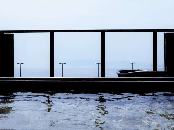 【大浴場　展望太閤温泉】内風呂の窓は全開して外の空気をたのしめる