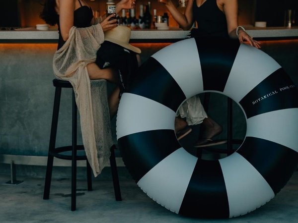 BOTANICAL POOL CLUB�FPOOLSIDE BAR