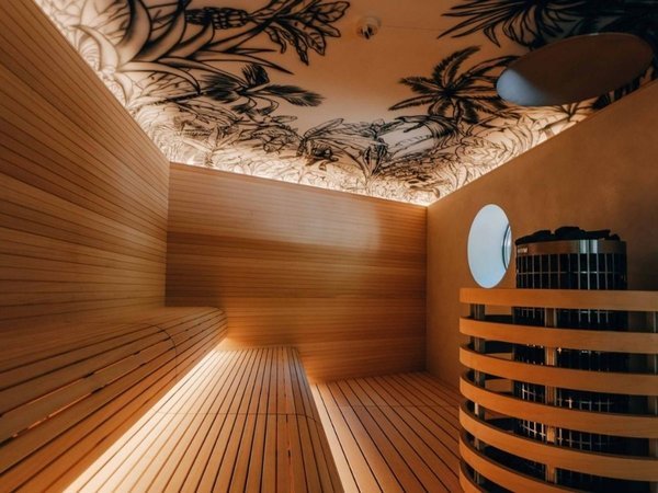 BOTANICAL POOL CLUB�FSWEAT LODGE