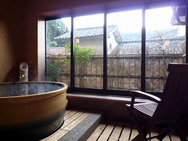お子様連れの方も入って頂ける少し広めの貸切風呂です。こちらも城崎の温泉です。陶器風呂『月』1650円