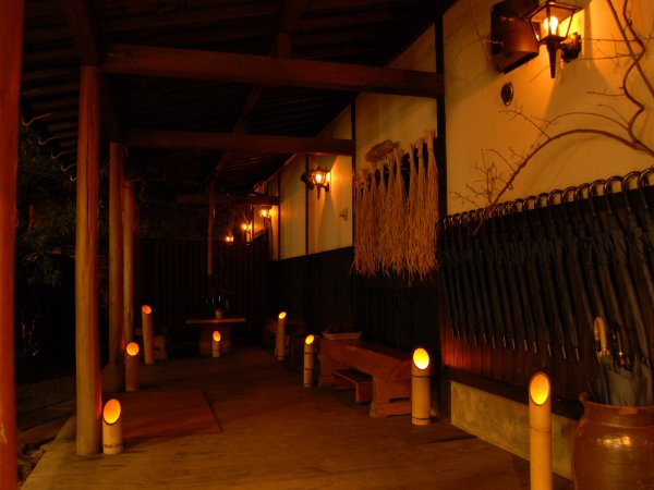 竹灯篭の灯りに包まれる回廊