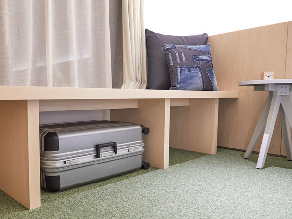 �X�^���_�[�h�c�C���@�x���`�̉��ɂ̓X�[�c�P�[�X�����[�ł��܂��B