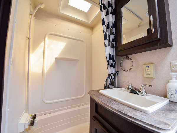 【バスルーム一例】バスタブ付きのシャワースペースもあります。