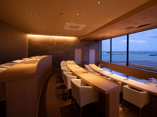 【劇場型レストラン】全席オーシャンビュー。朝は富山湾を。夜はスクリーンで富山観光地を。