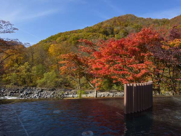 【渓流露天風呂】眼下に奥入瀬渓流を望む絶景露天風呂。秋には美しい紅葉も楽しめます。