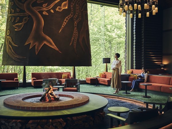 岡本太郎作の巨大暖炉「森の神話」が出迎えるロビーでひと休み