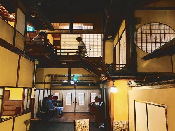 【美保館・本館】中庭だった空間を昭和初期にガラス天井を配しアトリウムに改築。非日常の不思議な空間に。