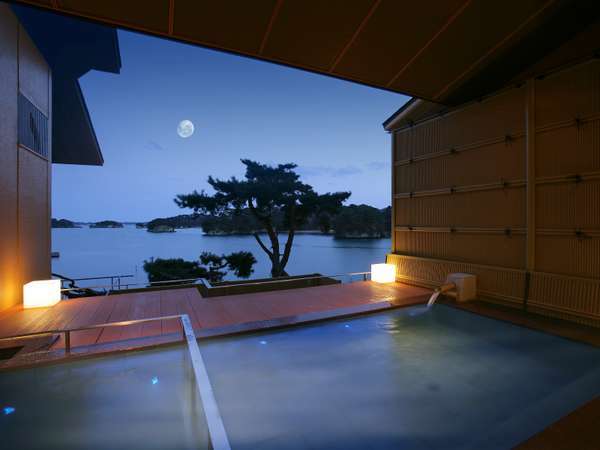 貸切風呂「朝日見の湯」満月の夜は月明かりに浮かぶ松島がご覧いただけます。