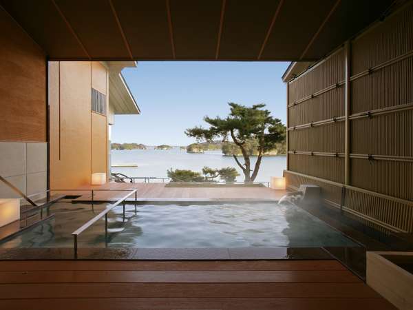 貸切風呂「朝日見の湯」眼前に広がる松島の景観を独り占めできます。