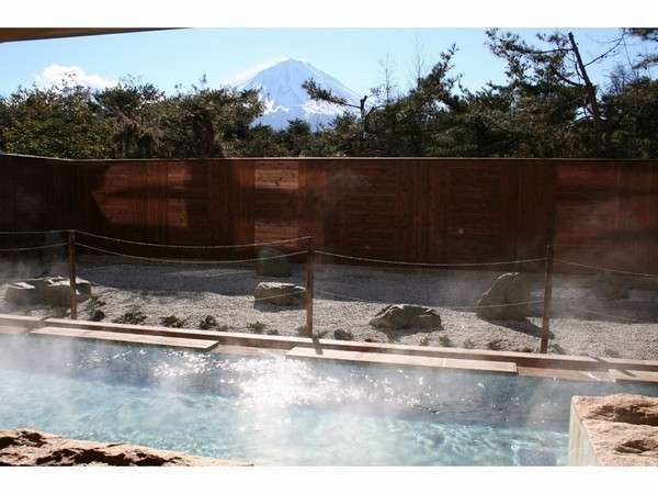 館内露天風呂富士山を眺めながらゆったりのんびりご入浴下さい。