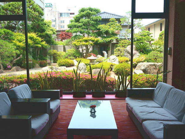 ロビーから望む純和風の日本庭園