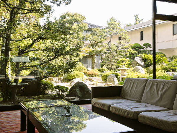 【ロビー】正面には日本庭園がご覧いただけます。