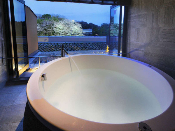 客室に備わった半露天風呂。彦根城を望みながら贅沢な時間をお過ごしいただけます。