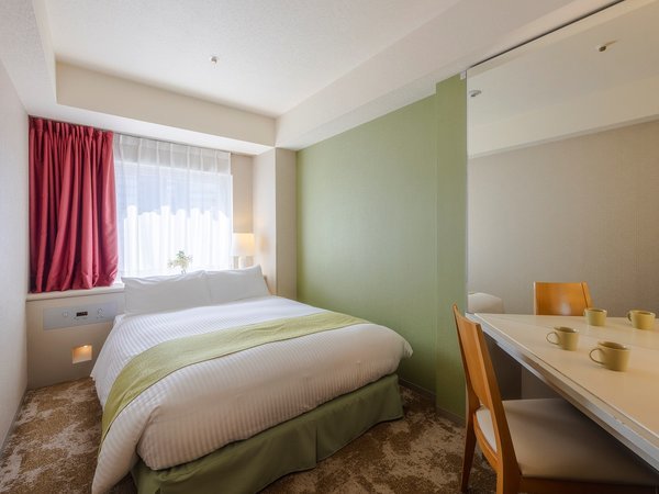 画像(スタンダードダブルルーム（一例）広さ15.5平米／ベッド幅140cm)