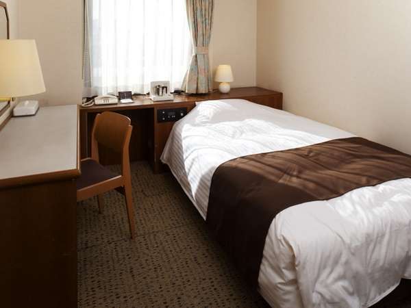 ［部屋］ シングルルーム／13平米、セミダブルベッド使用。Wi-Fi接続フリー、機能的で快適な寛ぎの空間。