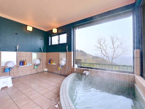 *展望の貸し切り風呂／大きな窓から雄大な景色を眺めることができます。