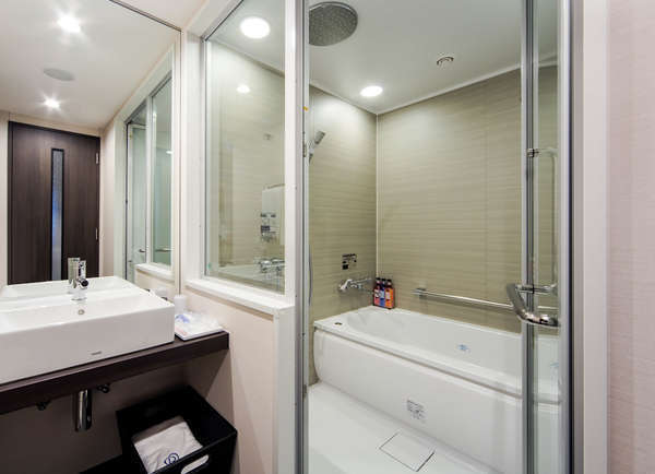 ●バスルーム【全室セパレートタイプ】：トイレと洗い場はガラス扉で仕切られ、レインシャワーもあります。