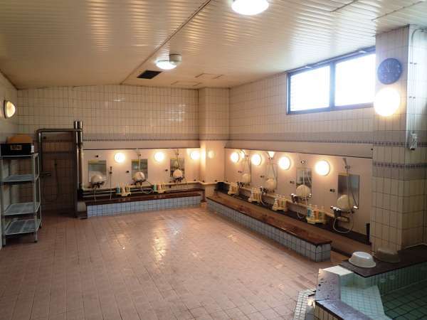 男性大浴場（6：00～24：00まで無料でご利用可能。低温サウナ付き）