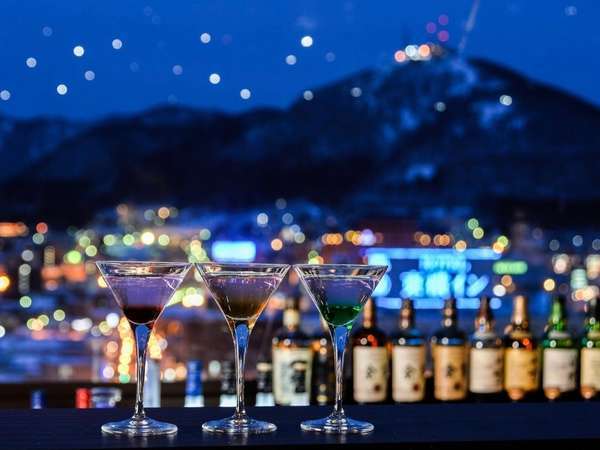 【エステラード】最上階の夜景バーでは煌く函館山を一望できます
