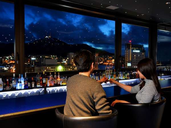 【13階】夜景バー エステラード　最上階のバーで景色を堪能しながら素敵な時間をお過ごしください。