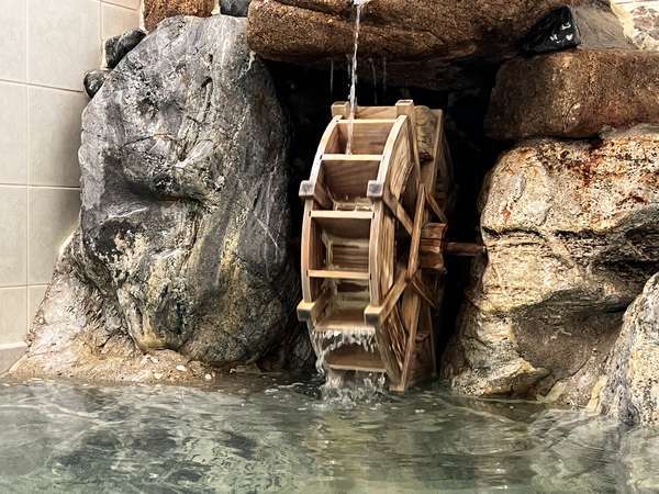 貸切風呂　椹＜sawara＞の内湯は、湯口から注がれる温泉が、水車を動かす