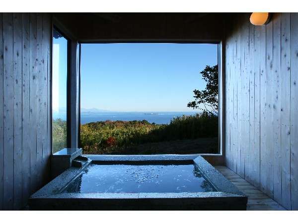 半露天風呂の【ぜいたくの湯】大きなガラス戸を開けると開放的な空間に♪