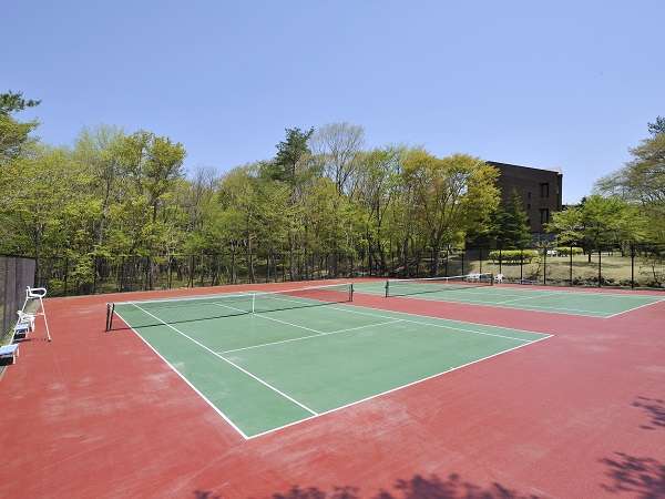 自然の中でのテニスが人気です！予約制となっており、宿泊の前日までにフロントへお申込みください。