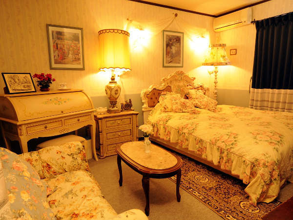 客室一例（デラックススイート）。英国アンティークに囲まれた２間続きの客室です。
