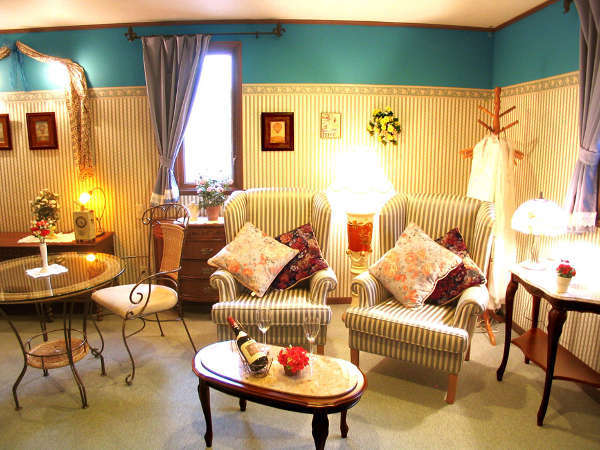 客室一例（スイート）。ヨーロッパのクラシックホテルのような雰囲気をお楽しみ頂けます。