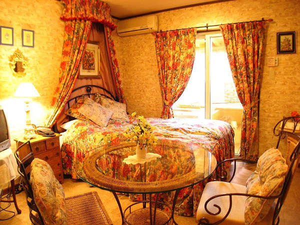 客室一例（スタンダード）。ヨーロッパのプチホテルのような雰囲気の客室です♪