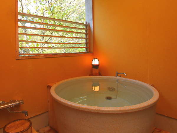 客室露天風呂一例（信楽焼）。デラックススイートの客室露天風呂。