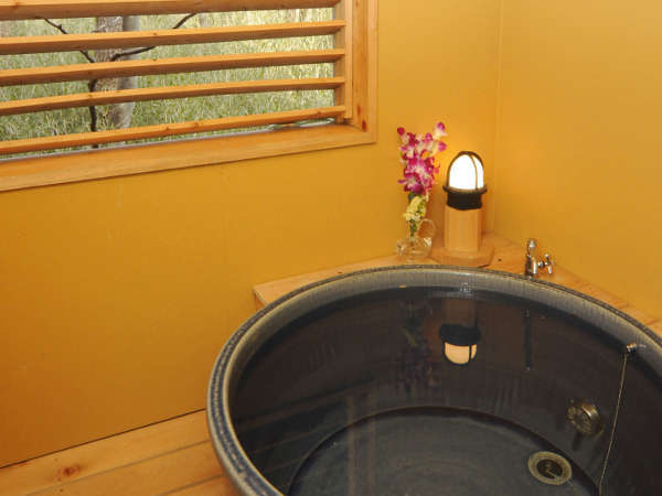 客室露天風呂一例（信楽焼）。スイートの客室露天風呂。
