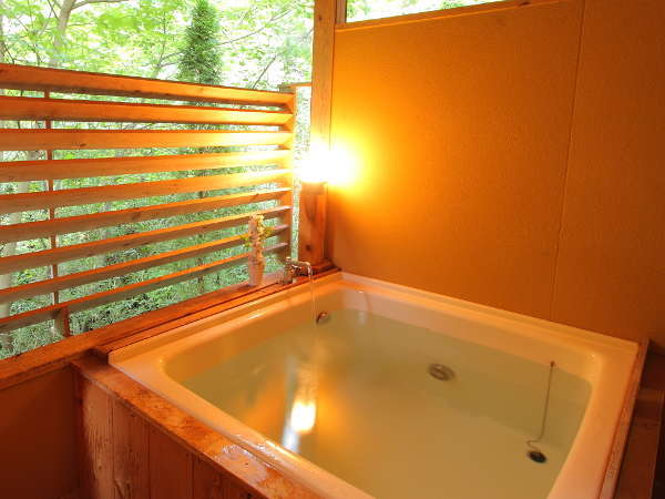 客室露天風呂一例。深バスタイプの露天風呂。