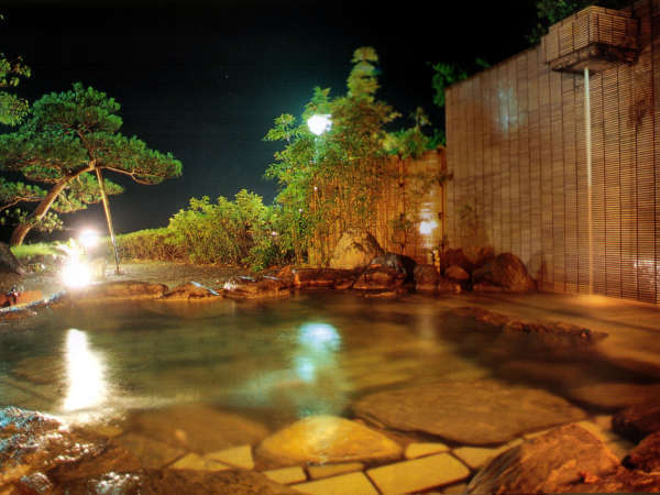 海が一望できる庭園風の露天風呂（左の湯）ゆっくりとつかっていられる温泉。