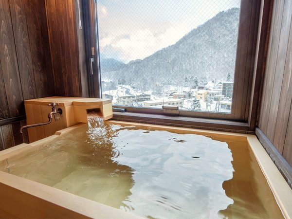 全室に天然温泉客室風呂付き。窓からは定山渓の力強い山々をご覧いただけます。（写真は渓谷側）