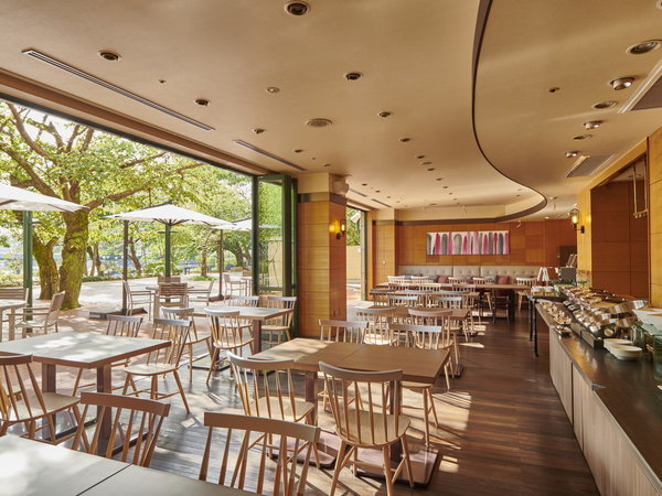 1F ���X�g�����uThe River Side Cafe�v