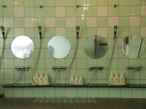 男性浴場：浴槽のお湯はラジウムを含有させたお湯を使っており、湯温は40～41度に調整しております。