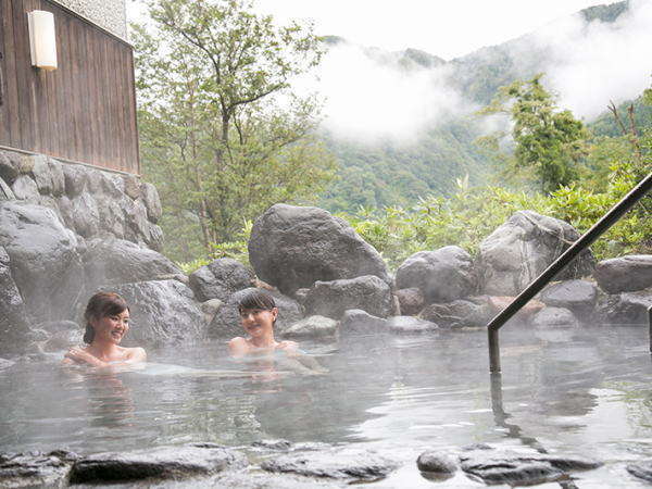 大自然に溶け込む露天風呂は山奥の秘湯を感じさせる趣