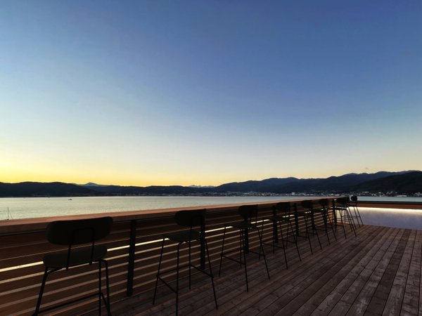 屋上テラス「KOHANNO TERRACE」朝夕の諏訪湖の絶景をごらんいただけます。宿泊者専用(無料)