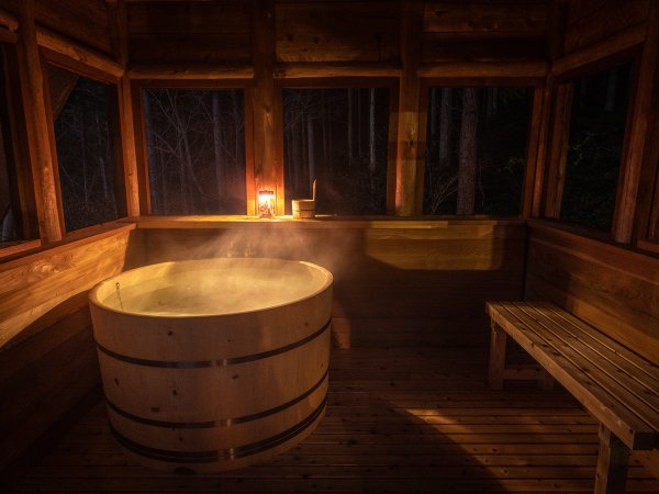 ヴィラ：木曽檜の外風呂