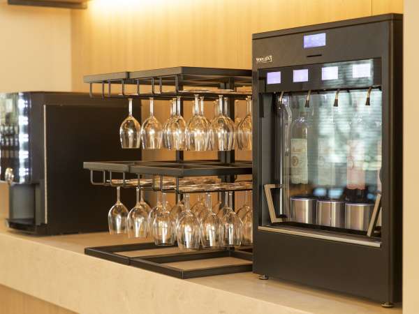 コーヒーマシン・ワインサーバー　ぜひ、ご滞在中にフォルツァの落ち着いた空間でお楽しみください。