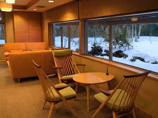 ���E���W