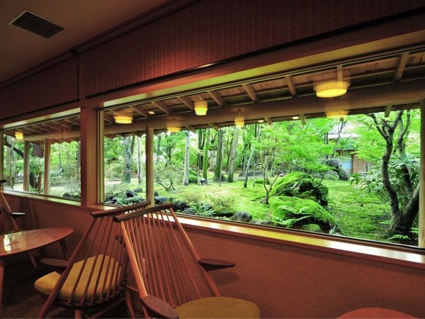 ���E���W