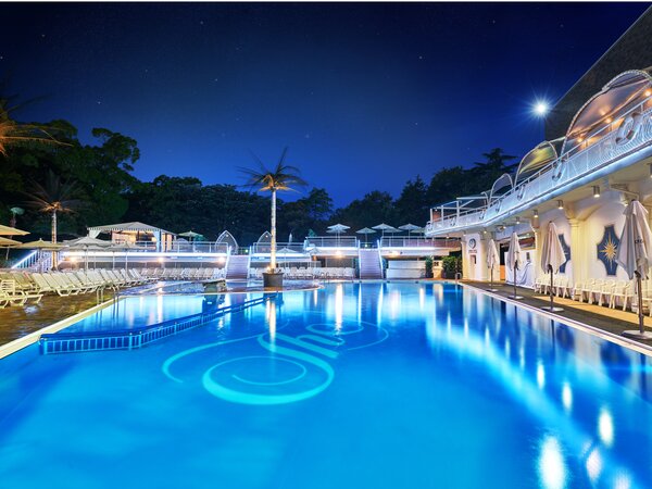 �y�A�E�g�h�A�v�[���z�L��ȓ��{�뉀�Ɉ͂܂ꂽ�s���z�e���ő勉�̃A�E�g�h�A�v�[���B