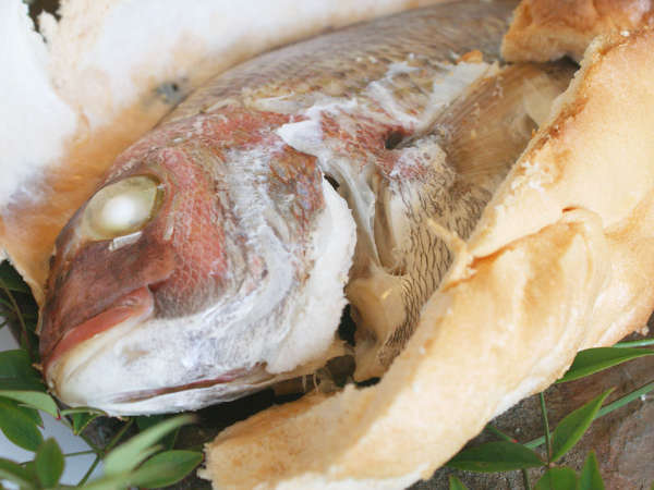 当館名物「真鯛のオリーブ焼き」【料理一例】