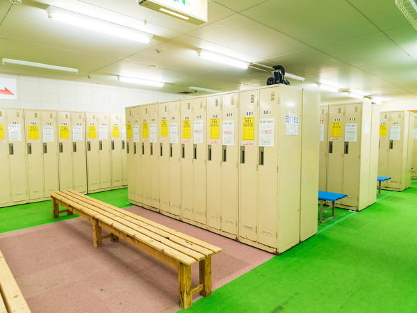 �y�ٓ��{�݁z���b�J�[ROOM�@�������ԍ��Ɠ����X�L�[��p�̃��b�J�[���~�G�̂�