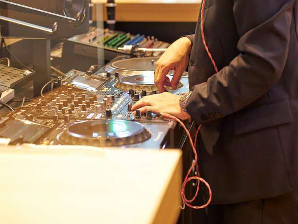 �j�b�R�[�X�^�C�����É��FMusic