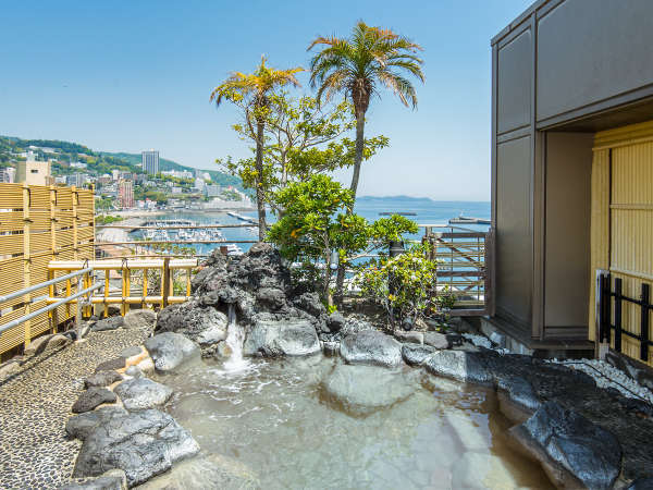 熱海湾を望む開放的な屋上露天風呂