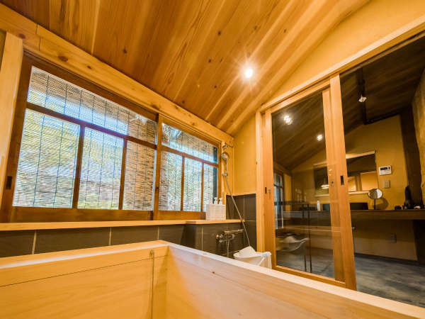 【お風呂】職人さん手作りの檜風呂をご用意。※一部客室はシステムバスとなります。